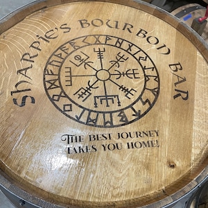Mesa de bistró/bar hecha a medida con barril de bourbon e inserto de cristal. Grabado láser personalizado disponible. imagen 20