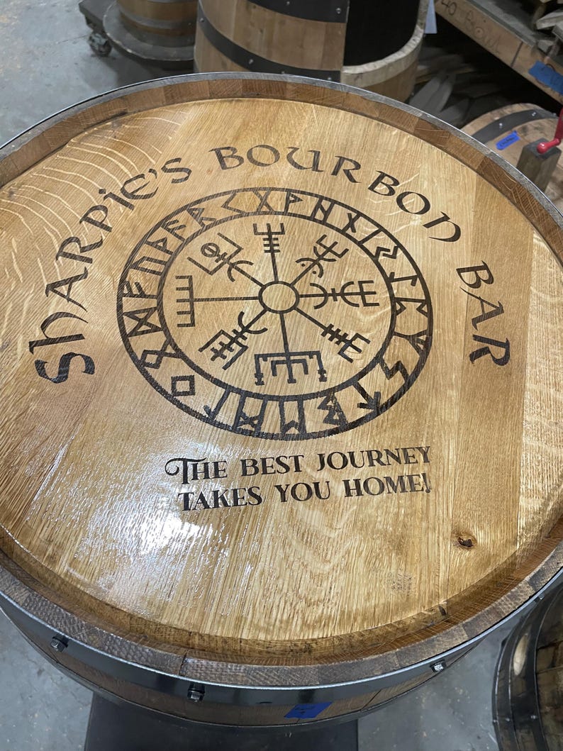 Mesa de bistró/bar hecha a medida con barril de bourbon e inserto de cristal. Grabado láser personalizado disponible. imagen 20