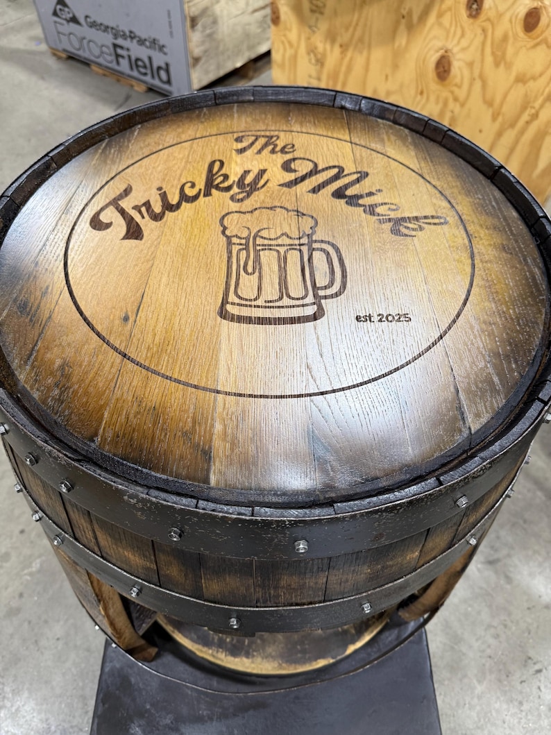 Mesa de bistró/bar hecha a medida con barril de bourbon e inserto de cristal. Grabado láser personalizado disponible. imagen 13
