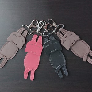 Hanging cat keychain, leather keychain, cat keychain, kitty keychain, carabiner leather keychain, gift keychain, cute keychain