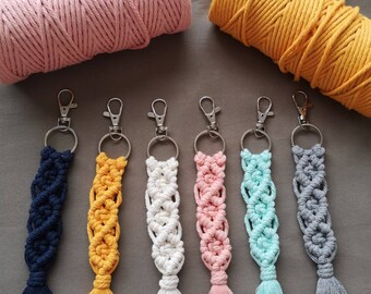 Personalized key ring in macramé