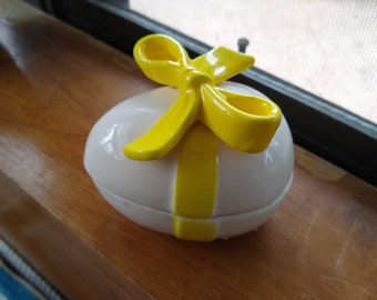 Fitz and Floyd egg box with yellow bow Coastal style