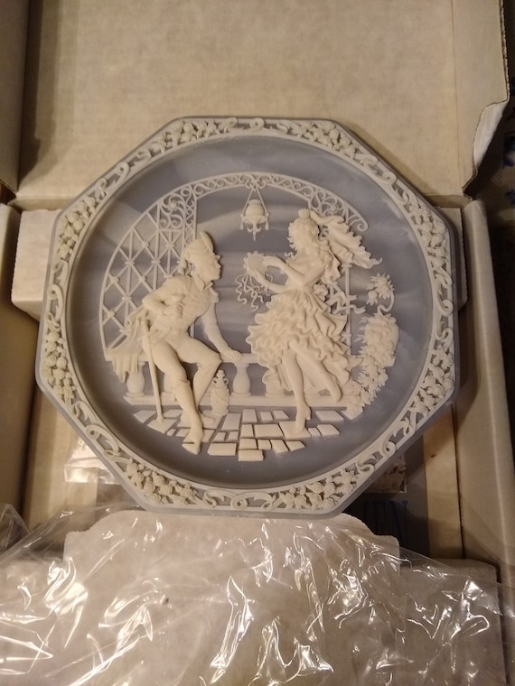 Carmen Plate by Incolay Studios From 