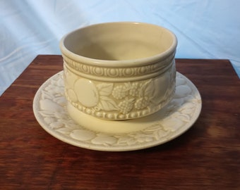 Metlox Gravy Boat Antique Grape Ivory/White Poppytrail Vernon Calif