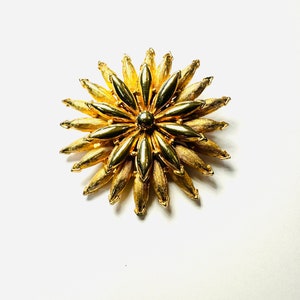 Vintage Gold Tone Starburst Brooch – Brushed and Smooth Finish
