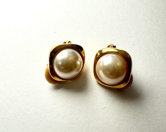 Vintage Gold Tone  Pearl 1980s Clip-on Earrings - Vintage Jewelry Pearl Clip-on Earrings