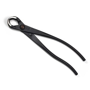 Może przedstawiać: Czarne sekatory do przycinania z zakrzywionym uchwytem i srebrnym ostrzem. Sekatory są przeznaczone do cięcia gałęzi i łodyg.