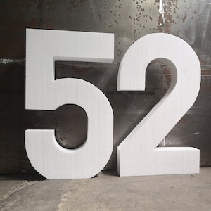2 chiffres en polystyrène de 50 à 30 cm / 20 pouces, formes de différentes tailles et épaisseurs. Anniversaire autoportant, événement