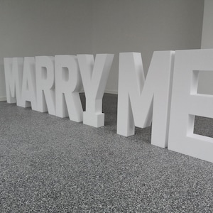 Letras CÁSATE CONMIGO letras espuma de poliestireno boda propuesta de matrimonio evento agencia de bodas planificación diseño compromiso sueño fondo de boda