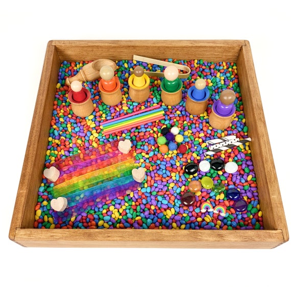 Vue De Dessus Du Nouveau Jouet Sensoriel - Arc-en-ciel Avec Des Trucs Pour  Enfants Sur Les Côtés - Crayons Et Peintures Multicolores. Jouet Anti-stress  Pour Enfant Et Adulte, Grande Bannière Avec Espace De Copie.