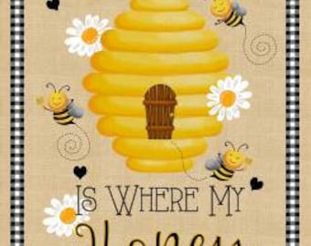Panel "Home Is Where My Honey Is" de 24 x 43/44 de Timeless Treasures para acolchado, guardería, manualidades y mucho más. Se vende por media yarda.