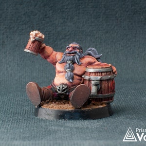 Peut inclure: Une figurine miniature peinte à la main d'un nain assis avec une chope de bière dans une main et un tonneau dans l'autre. Le nain a une barbe rouge et porte une ceinture en cuir marron avec une boucle en métal.