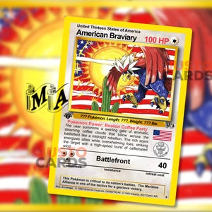 Puede incluir: Una tarjeta coleccionable amarilla con una ilustración de un águila en rojo, blanco y azul, sobre un fondo de sol y cactus. La tarjeta dice "American Braviary" e incluye texto sobre "Boston Coffee Party".