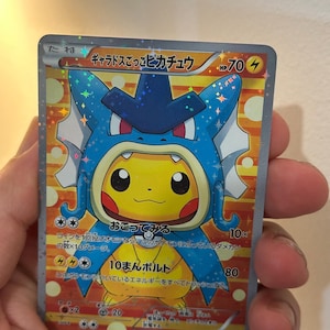 Poncho Pikachu Gyarados Cosplay HOLO - carte Pokémon personnalisée