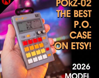 Könnte beinhalten: Ein graues, tragbares Synthesizer-Gehäuse mit einem Raster aus roten, orangen, gelben und weißen quadratischen Tasten. Das Gerät verfügt über ein digitales Display, das eine pixelige Kampfspielgrafik mit dem Text K.O. und japanischen Schriftzeichen zeigt.