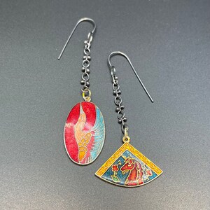 Mismatched Vintage Cloisonné Einhorn Storch Kran oxidierte Sterling Silber Kette französische Haken Ohrringe