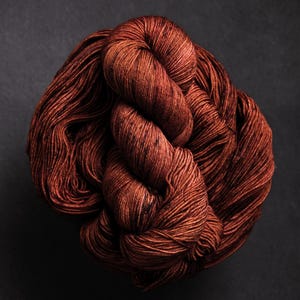 Rusted Rose . Sock Fingering . 85/15 SW Merino Nylon . Amplifiber Hand Dyed Yarn