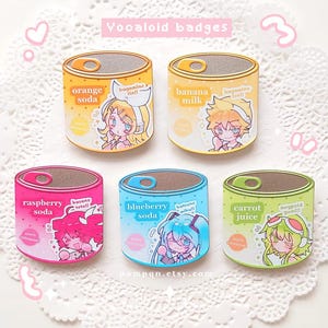 Puede incluir: Cinco chapas metálicas circulares con ilustraciones de personajes estilo anime sobre fondos coloridos, etiquetadas como orange soda, banana milk, raspberry soda, blueberry soda y carrot juice, con el texto Vocaloid badges arriba.