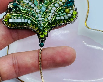 Grön elegant lövbrosch