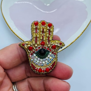 Handmade Beaded Fatima Hand Brooch – Hamsa Pin for Protection, Gift for Her, Boho Spiritual Jewelry, Evil Eye Charm Accessory
