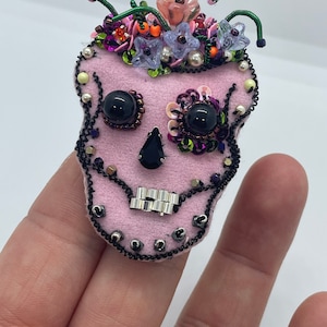 Skull beaded brooch