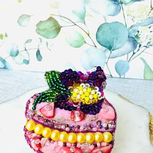 Élégante broche macaron française faite main