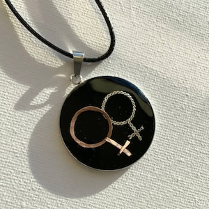 Collar Lésbico, ESTILO LGBT, Joyería hecha a mano, Joyería lésbica, Colgante de resina grande, Regalo único de San Valentín, Colgante lésbico, Venus doble