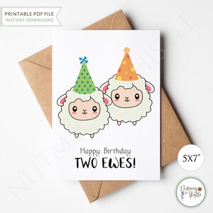 Pu&ograve; includere: Biglietto di auguri di compleanno stampabile con due pecore bianche che indossano cappelli da festa. Il biglietto dice "Buon compleanno Due pecore!" e misura 12,7 x 17,8 cm.