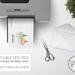 Pu&ograve; includere: File PDF stampabile per un biglietto di auguri di compleanno con due pecore di cartone animato che indossano cappelli da festa. Il testo sul biglietto recita "Happy Birthday Two Ewes!" Il biglietto &egrave; in corso di stampa su una stampante. L'immagine include anche una busta bianca, un paio di forbici e una piccola pianta in vaso.