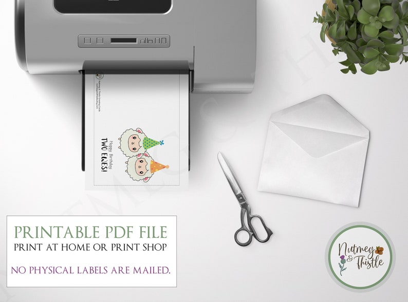 Pu&ograve; includere: File PDF stampabile per un biglietto di auguri di compleanno con due pecore di cartone animato che indossano cappelli da festa. Il testo sul biglietto recita "Happy Birthday Two Ewes!" Il biglietto &egrave; in corso di stampa su una stampante. L'immagine include anche una busta bianca, un paio di forbici e una piccola pianta in vaso.