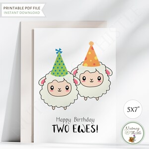 Pu&ograve; includere: Biglietto di auguri di compleanno stampabile da 12,7 x 17,8 cm con due pecore bianche che indossano cappelli da festa. Il biglietto dice "Buon compleanno Due pecore!"
