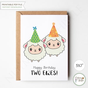 Pu&ograve; includere: Biglietto di auguri di compleanno stampabile da 12,7 x 17,8 cm con due pecore bianche che indossano cappelli da festa. Il biglietto dice "Buon compleanno Due pecore!"