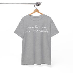 Camiseta unisex de algodón grueso con el lema "César Romero no era español mientras dormías".