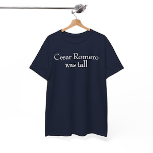 César Romero era alto mientras dormías, camiseta unisex de algodón grueso