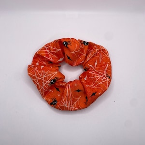 Halloween spinnenweb scrunchie | Halloween-scrunchies | Spookachtige scrunchie | Horror-scrunchie | Herfst scrunchie | Spinnenweb scrunchie