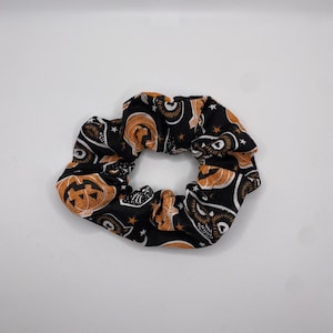 Halloween zwarte uil scrunchie | Halloween-scrunchies | Spookachtige scrunchie | Horror-scrunchie | Herfst scrunchie | Pompoenscrunchie
