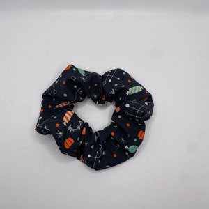 Caramelo de Halloween en Scrunchie negro / Scrunchie de Halloween / Scrunchie espeluznante / Scrunchie de terror / Scrunchie de otoño / Scrunchie de murciélago