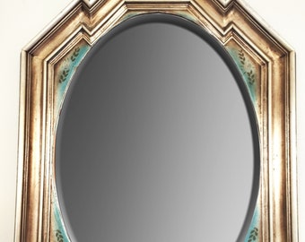 Venetian floreal octagonal wall mirror in a gilt and lacquered wooden frame. Vintage 1980s.
