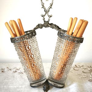 Portagrissini vintage de cristal bohemio con dos palitos de pan y base metálica ornamentada, Checoslovaquia, años 60 y 70