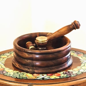 Cascanueces vintage de madera de nogal y latón con mazo integrado. Hecho a mano.