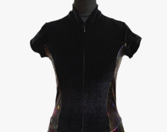 Robe de patinage en lycra brillante en velours noir et imprimé fleur élégante avec pantalon intégral et sous-jupe en maille de puissance cerise. Enfant 12-14 ans adulte 6-8.