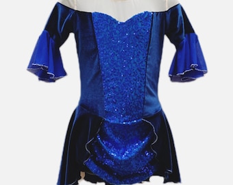 Belle robe de patinage artistique de style Princesse avec manches courtes en velours bleu marine et lycra à paillettes.  Enfant de 6 à 8 ans