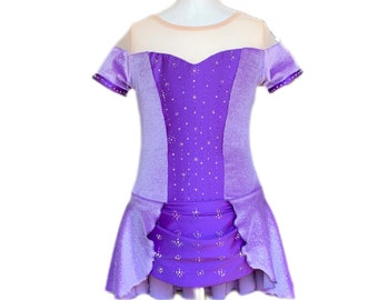 Elégante robe de patinage artistique de style princesse en velours pailleté lilas et lycra violet entièrement doublée de pierres de cristal AB. Taille enfant 10-12 ans