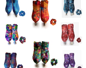 Couvre-bottes de skate en lycra avec chouchou assorti dans une variété de motifs et de couleurs. Disponible en 3 tailles pour s'adapter aux patins à roulettes ou à glace