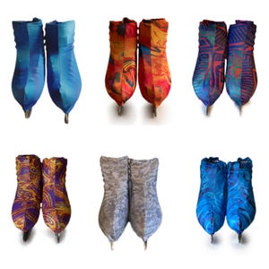 Puede incluir: Seis pares de fundas para patines de hielo con diversos patrones y colores. La colección incluye diseños en azul sólido, mármol naranja y rojo, geométrico morado y verde, remolinos amarillos y morados, estampado de encaje gris y remolinos abstractos.