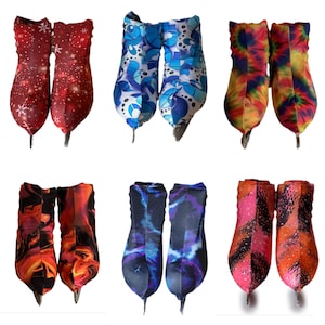 Puede incluir: Seis pares de fundas para cuchillas de patines de hielo con varios patrones, incluyendo rojo con copos de nieve blancos, floral azul, tie-dye multicolor, mármol naranja y negro, galaxia morada y azul, y estampado animal rosa y naranja.