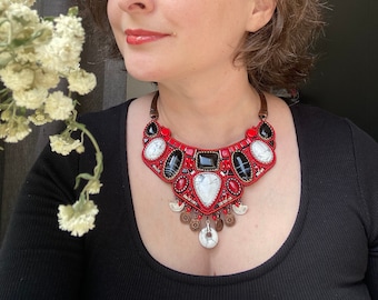 Red collar necklace embroidered with beads and agate and howlite stones