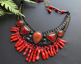 Collar llamativo de coral rojo: Joyería babero bordada con piedras preciosas