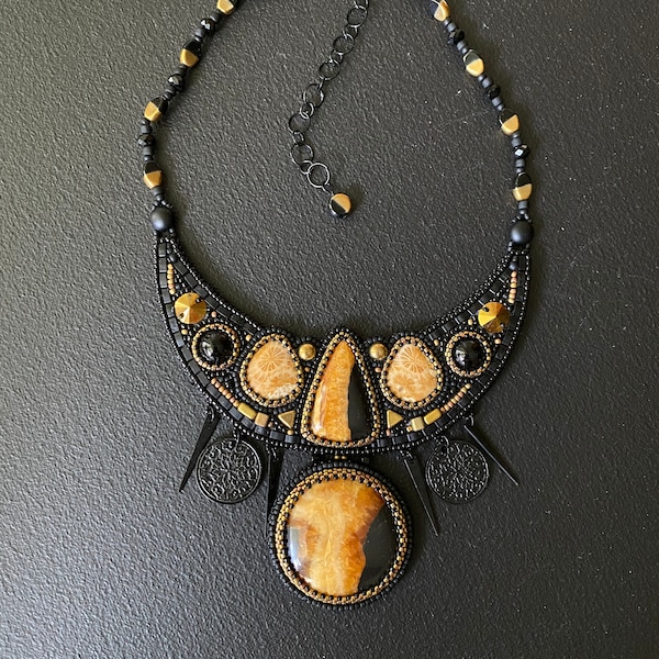 Collar de cuentas de simbircita y ágata negra, estilo ucraniano