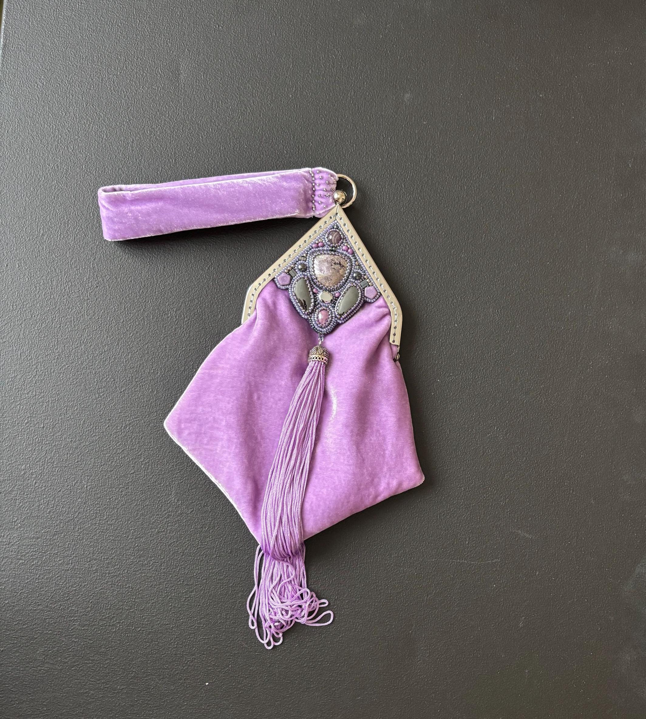 刺繍入りベルベットのイブニングバッグ：パープルのビーズタッセル 
